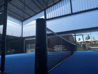 Transparante zeilen op padelveld