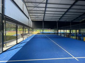 Zonnig padelveld